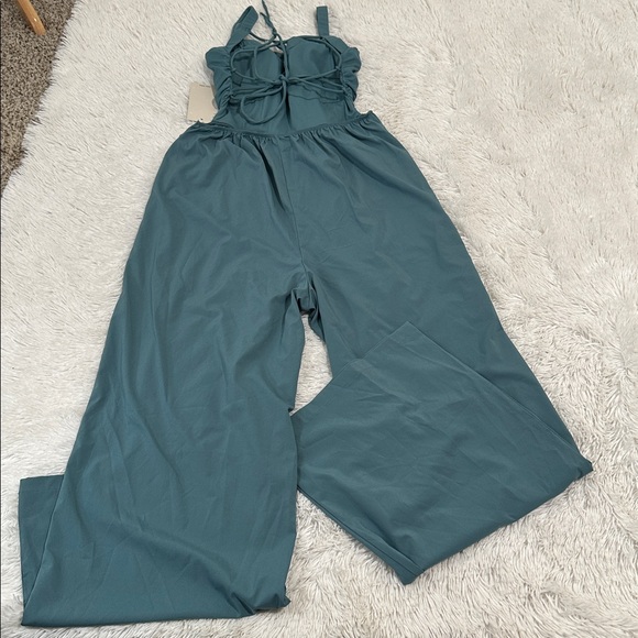 👠 NWT Halara Lace Up Back Wide Leg Jumpsuit - Picture 2 of 5